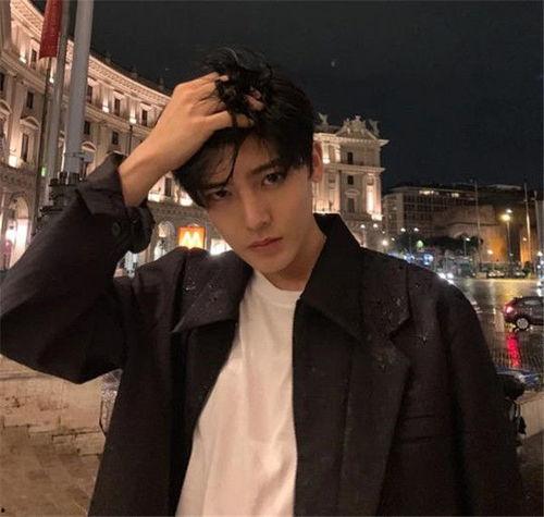 知情人爆料侯明昊恋情视频,甜蜜视频引发网友热议